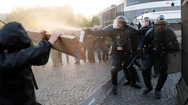 Police clash with protesters, 23 Apr 17