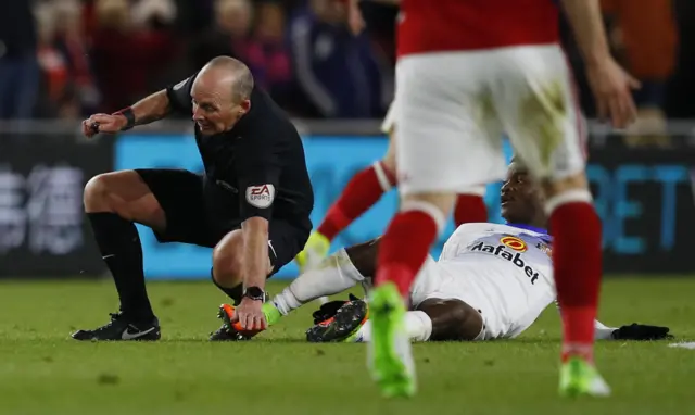 Mike Dean falls over Sunderland's Didier Ndon