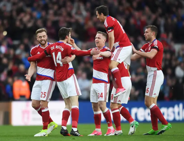 Martin de Roon celebrates