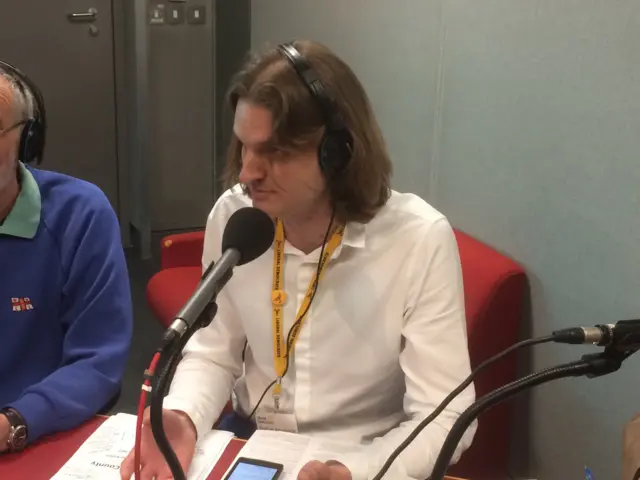 Steffan Aquarone in radio studio