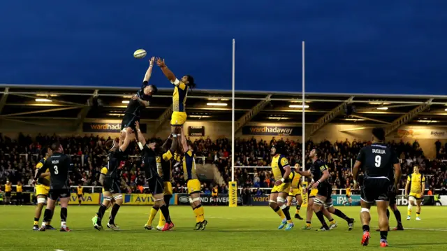 Line out between Newcastle and Worcester