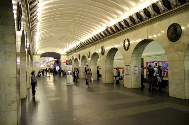 
          Interior view shows Tekhnologicheskiy institut metro station in St. Petersburg
        