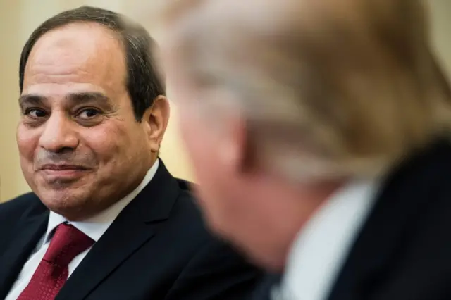 Sisi looking at Trump with a smile