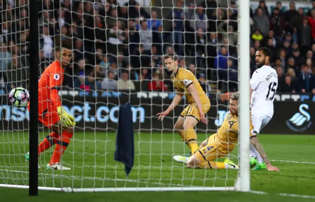 Wayne Routledge scores