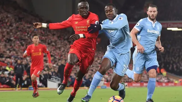 
          Liverpool's Senegalese midfielder Sadio Mane (2L) takes on Stoke City's French midfielder Gianelli Imbula
        