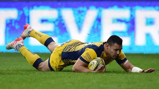 Ben Te'o of Worcester Warriors scores