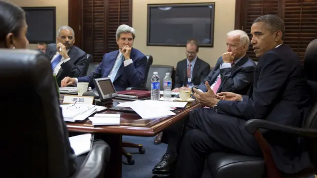 Obama with Cabinet talking Syria in 2013