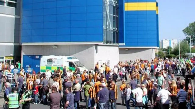 Hull fans arriving at the stadium