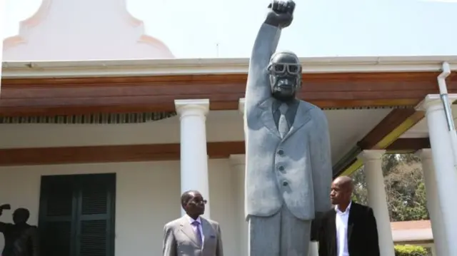 sculpture of Mr Mugabe