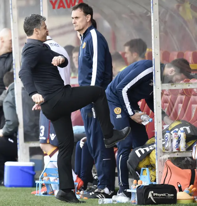 
          It's a frustrating afternoon for Motherwell manager Stephen Robinson.
        