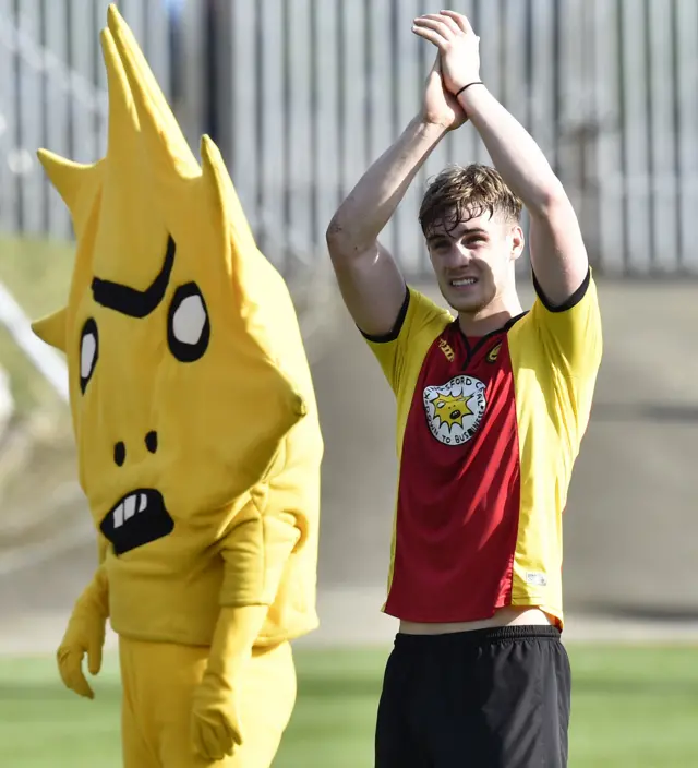 Thistle defender Liam Lindsay and mascot Kingsley