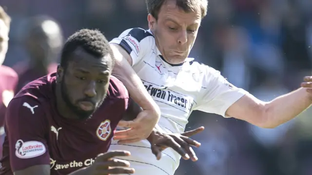 Hearts' Isma Goncalves challenges Dundee's Paul McGowan