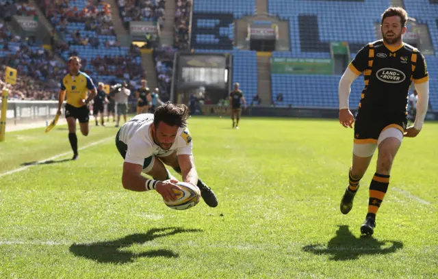 Ben Foden scores a try for Northampton Saints against Wasps