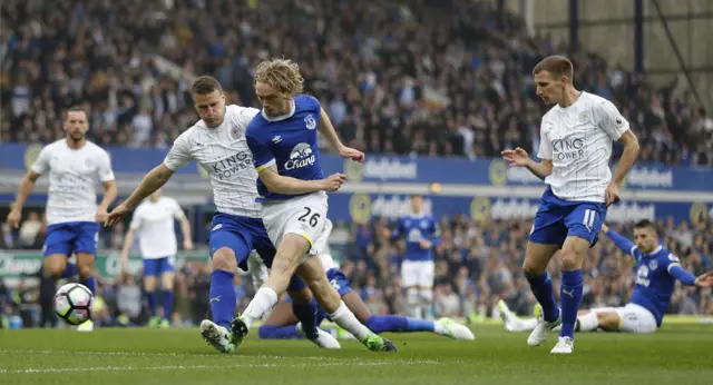 Tom Davies scores