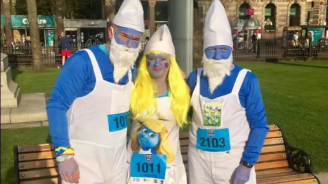 Belfast Maraton competitors dressed as smurfs