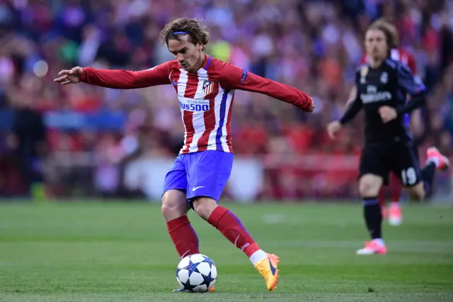 Antoine Griezmann has a shot