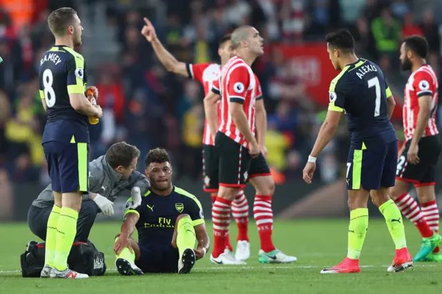 Chamberlain goes off injured for Arsenal