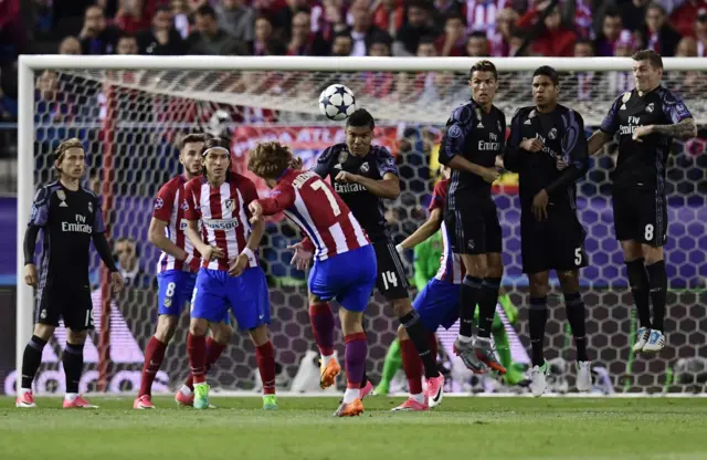 Griezmann takes a freekick for Atletico