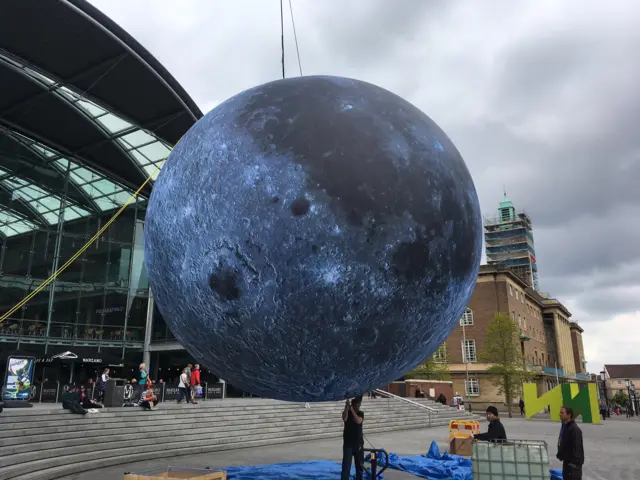 Inflatable moon