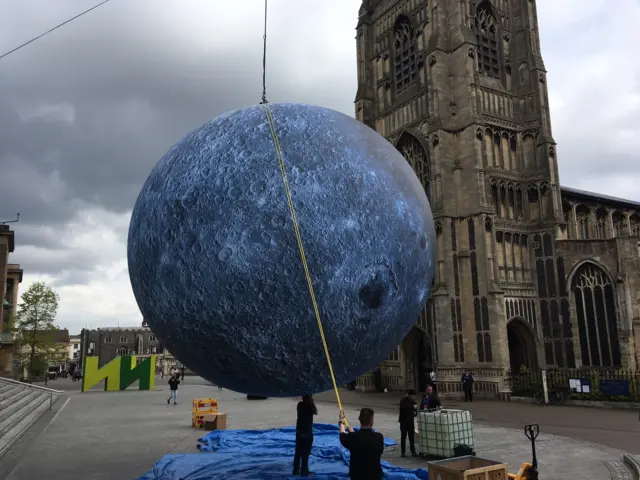 Inflatable moon