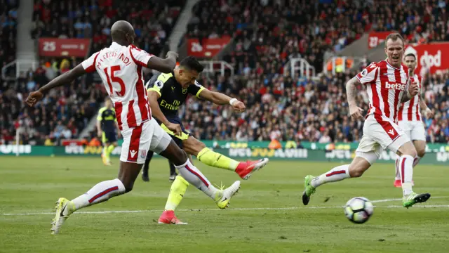 Alexis Sanchez scores Arsenal's third goal