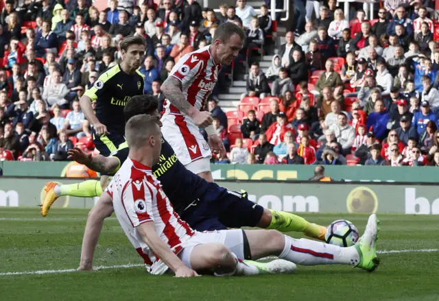 Giroud slides the ball into the back of the net