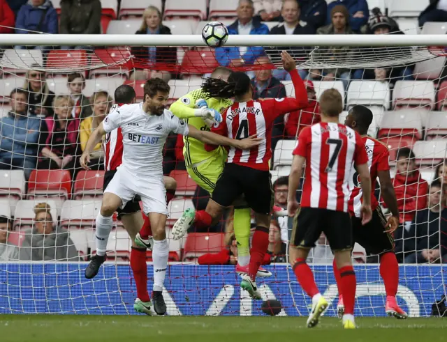 Fernando Llorente scores