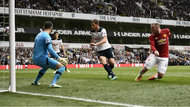 Rooney scores United's first goal