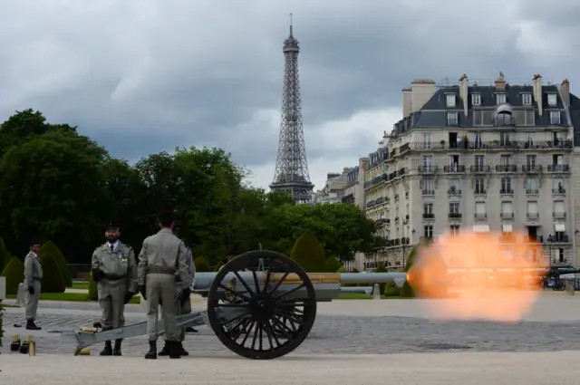 French army fire cannon at the Esplanade of the Invalides Hotel in Paris following Emmanuel Macron"s formal inauguration ceremony as French President on May 14, 2017 in Paris.