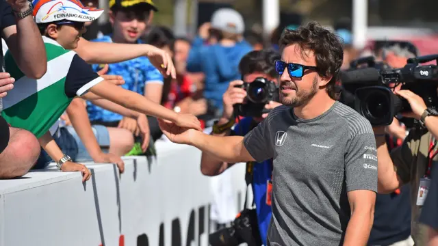 Fernando Alonso meets fans