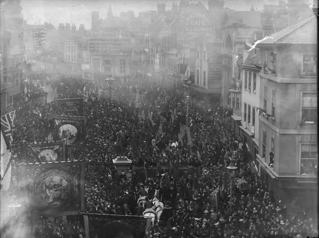 The unveiling of the statue in Broad Street