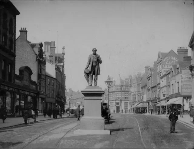 The statue of George Palmer