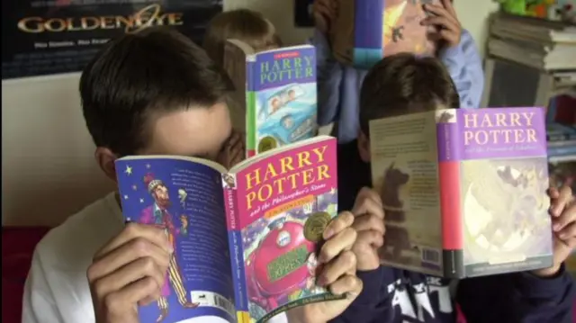 Teens reading Harry Potter