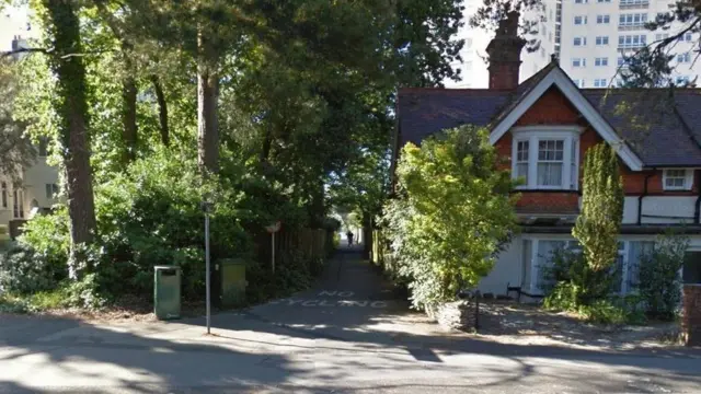 Path linking Manor Road and East Overcliff Drive