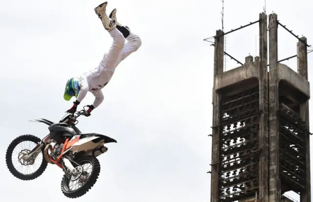 A South African freestyle motor cross rider performs during a carnival to mark 50 month-long celebrations on May 13, 2017 in Lagos. A carnival was held with captivating cultural displays, traditional costumes and folk music to showcase the state rich cultural tradition at the event.