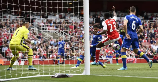 Welbeck's shot goes wide