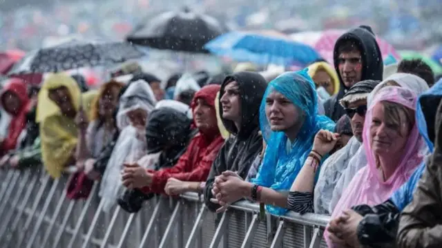 Glastonbury-goers get wet