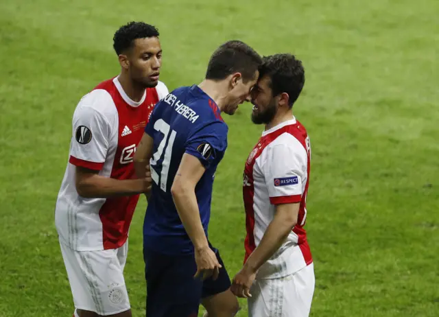 Ander Herrera (centre)