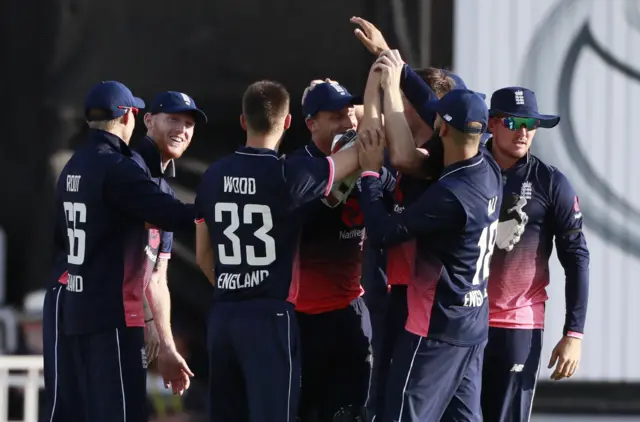 England celebrate de Kock's wicket