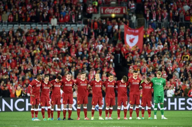 Lverpool players observe a minute's silence for victims of the Manchester terror attack