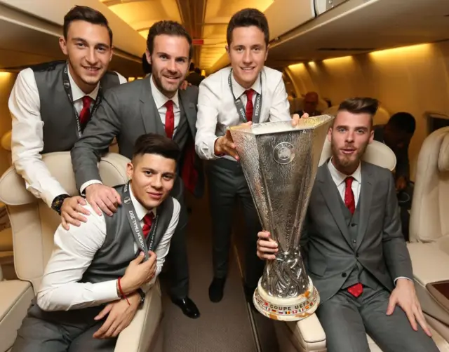 Manchester United players with Europa League trophy