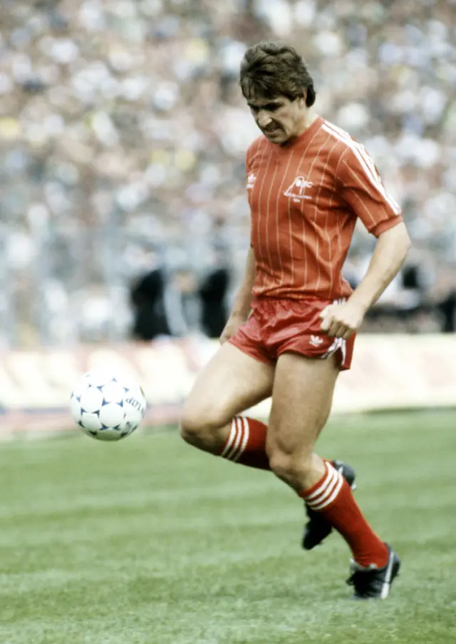 Mark McGhee in action for Aberdeen