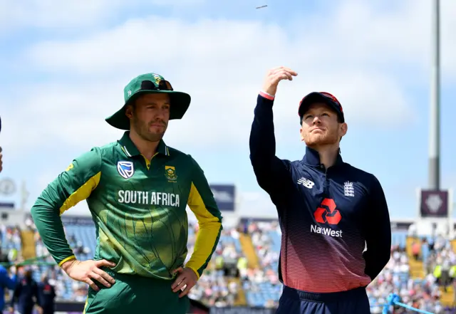 AB de Villiers (left) and Eoin Morgan