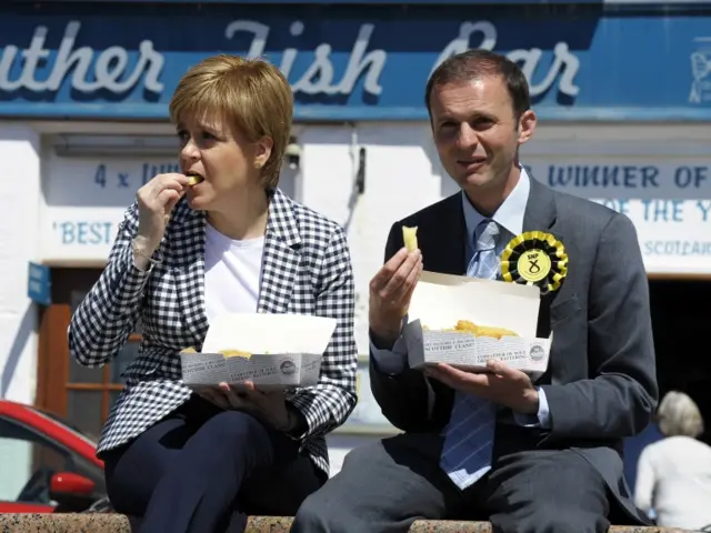 Nicola Sturgeon and  Stephen Gethins eating chips in Anstruther, Fife