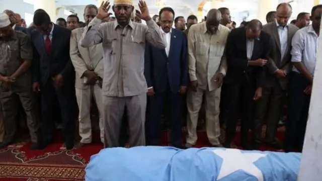 The funeral Abas Abdullahi Sheikh, with body wrapped up in fabric on the floor