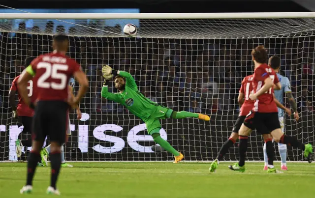 Sergio Alvarez is beaten by Marcus Rashford's free-kick