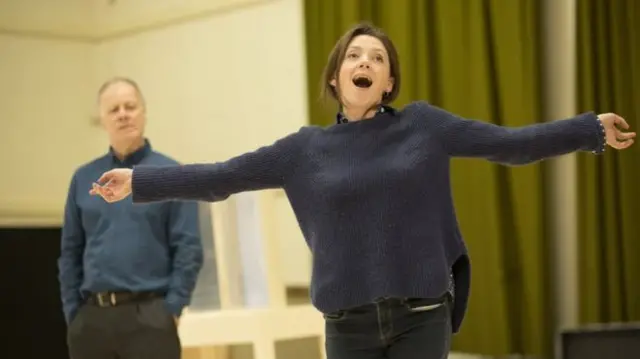 Gwion Thimas a Caryl Hughes yn Y Twr