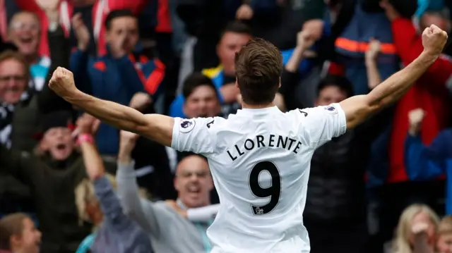 Fernando Lolorente celebrates