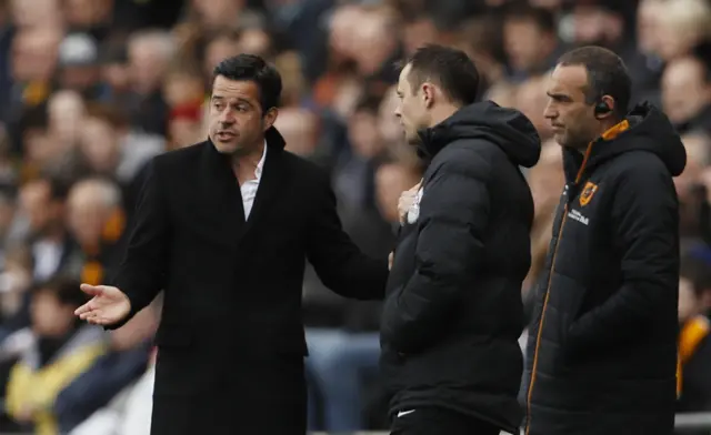 Marco Silva speaks to the fourth official