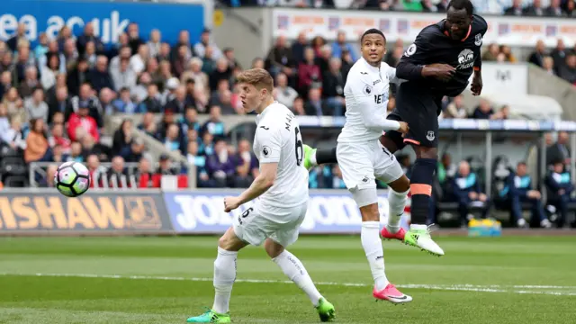 Romelu Lukaku of Everton heads at goal